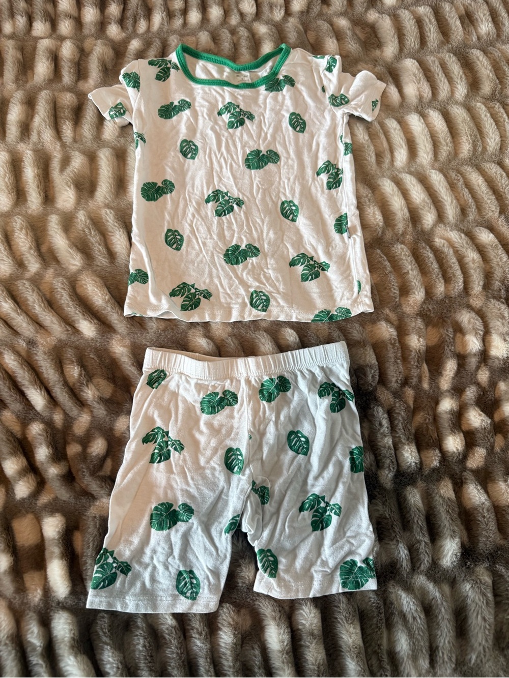 Kyte BABY White Pajama Set with Green Leaf Print